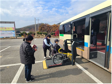 휠체어를 탄 장애인이 버스에 타고 있다